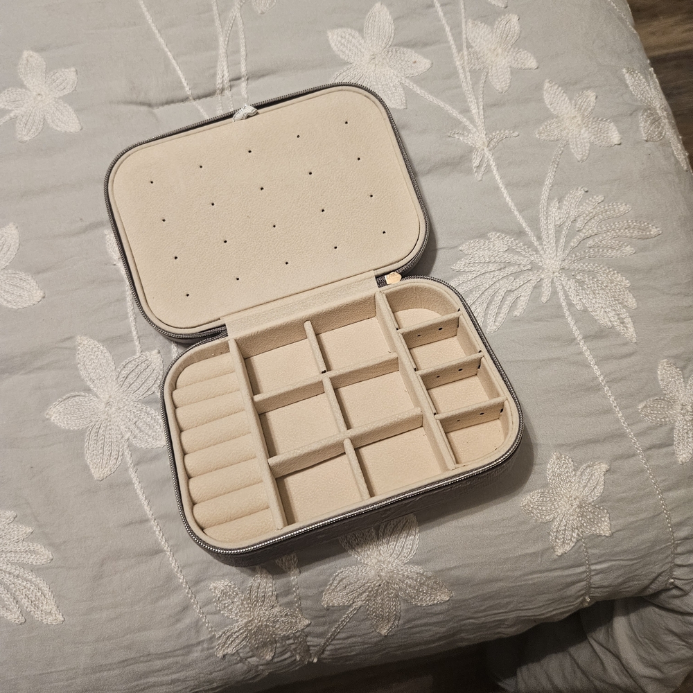 Elegant Cream Jewelry Organizer
